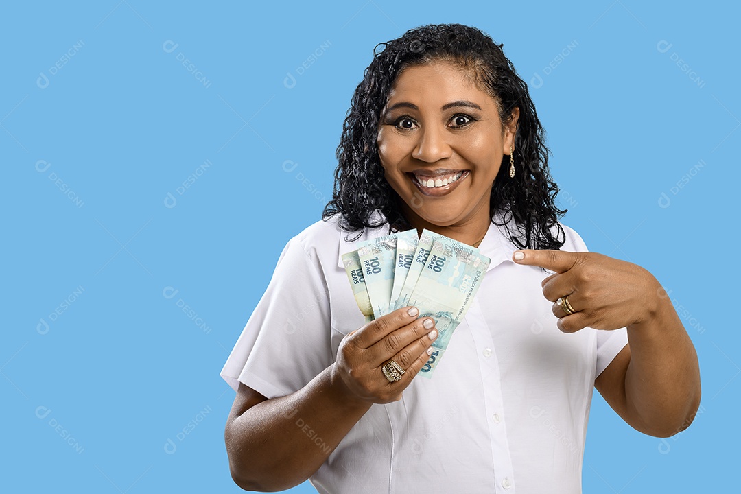 Mulher bonita sorrindo e apontando para dinheiro