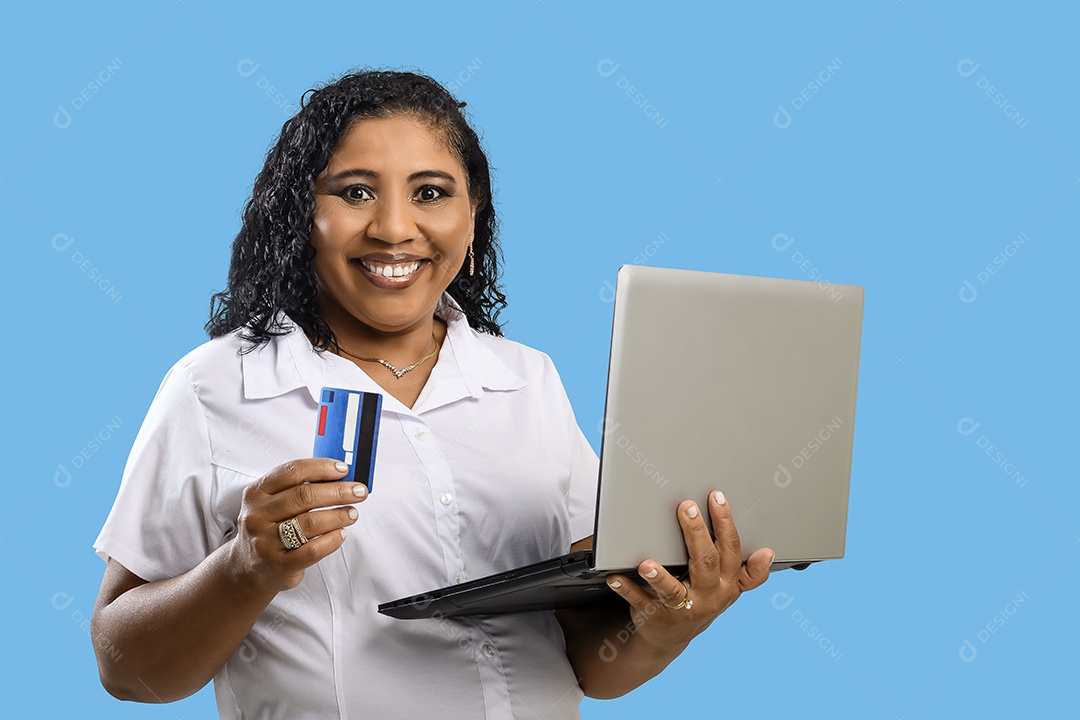 Mulher sorrindo fazendo compras pelo notebook com cartão de crédito