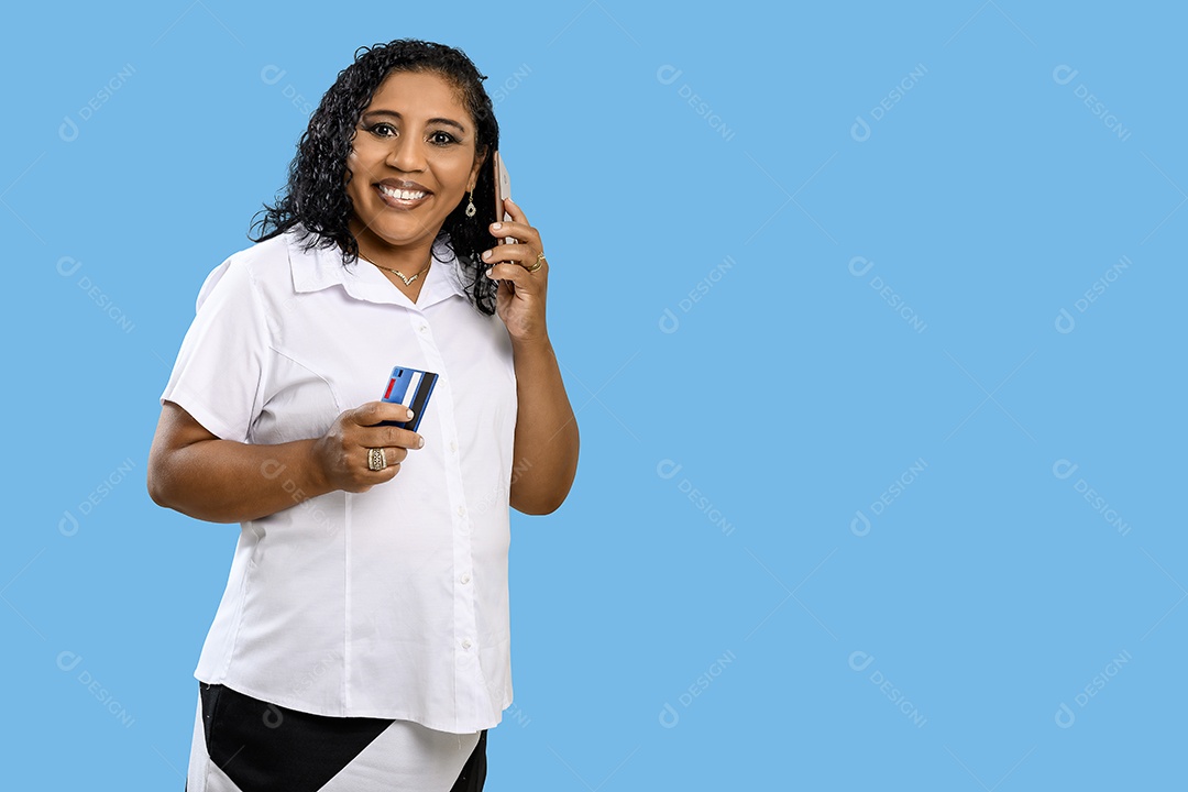 Mulher sorrindo usando celular e segurando cartão