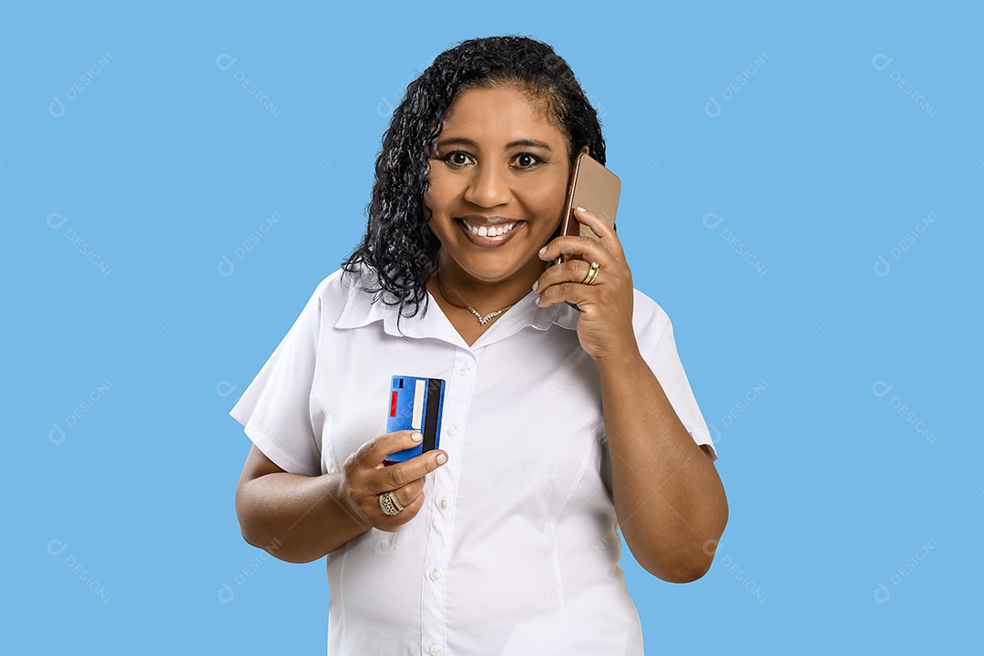 Mulher sorrindo falando ao celular segurando cartão