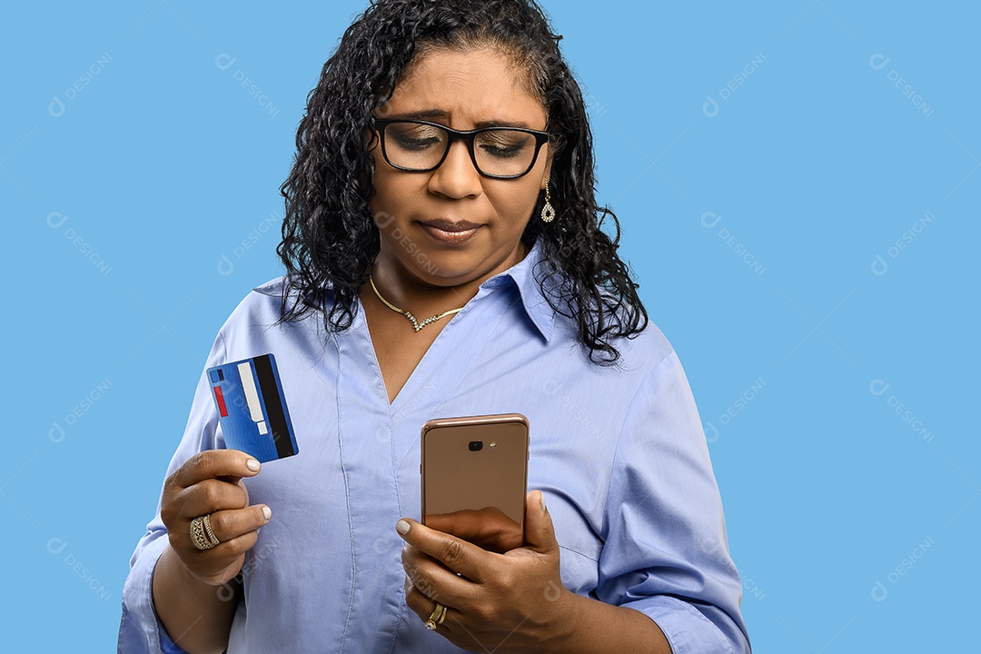 Mulher com celular nas mãos e cartão de crédito