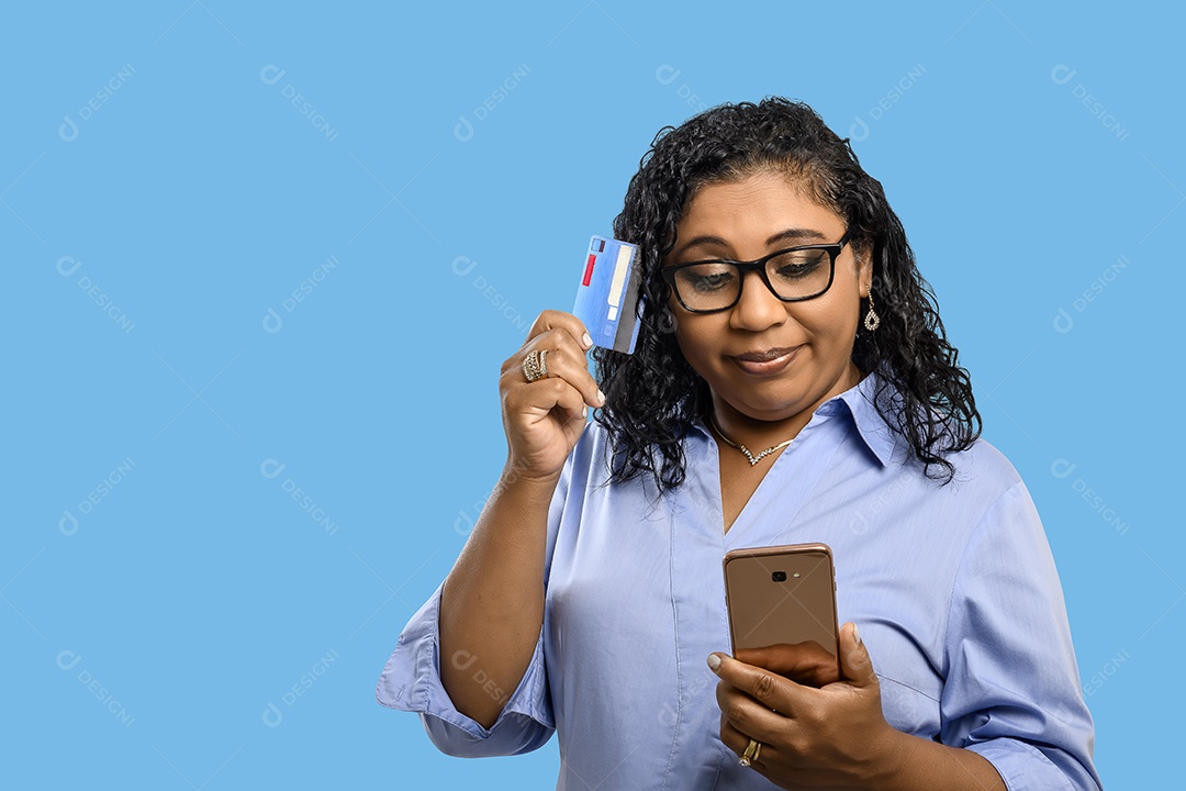 Mulher usando celular para fazer compras com cartão de crédito