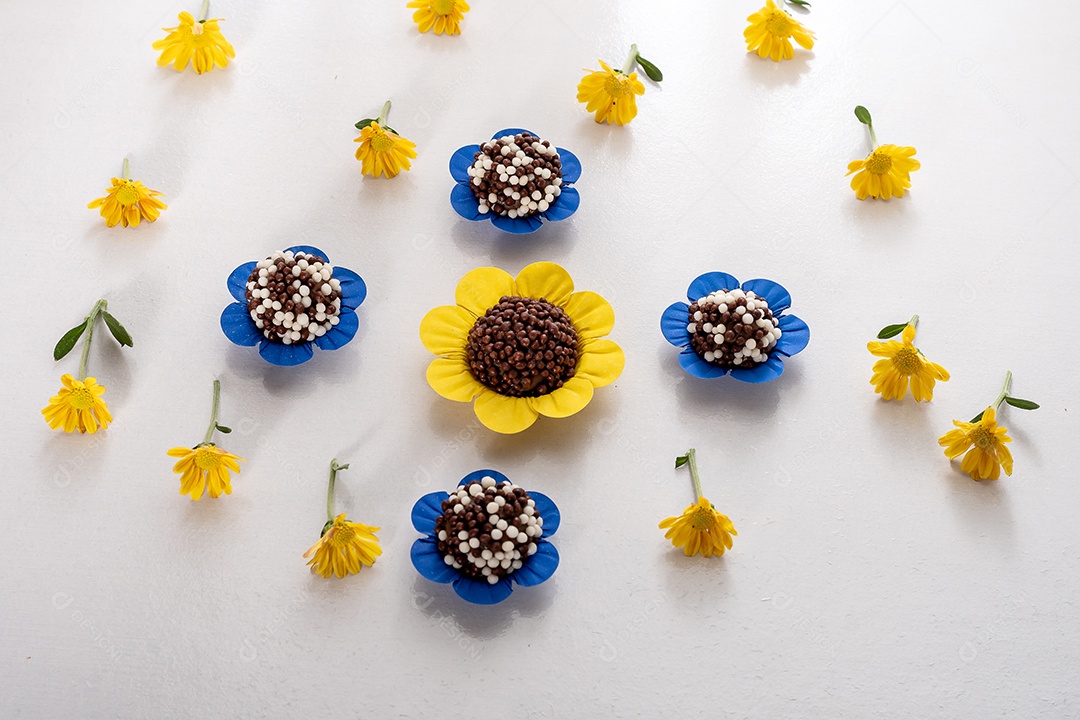 Brigadeiros com decoração de florzinha