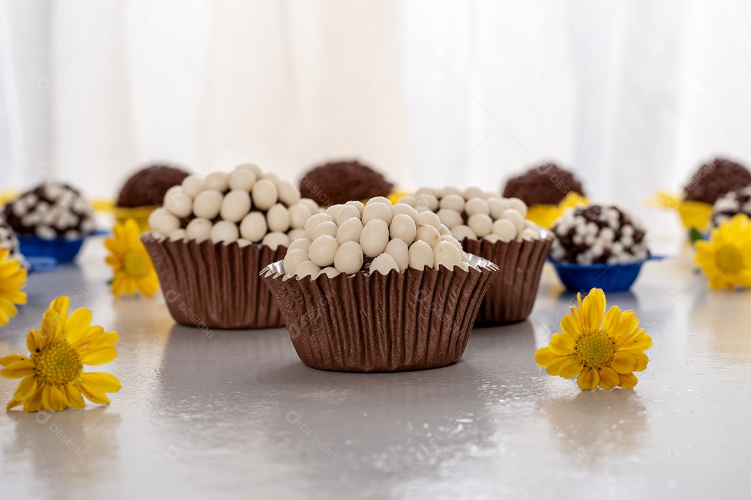 Brigadeiros lindos e delicioso com decoração de florzinha