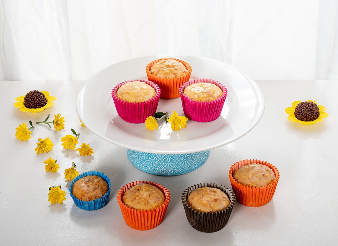 Minis queijadinha deliciosas e brigadeiro ao lado