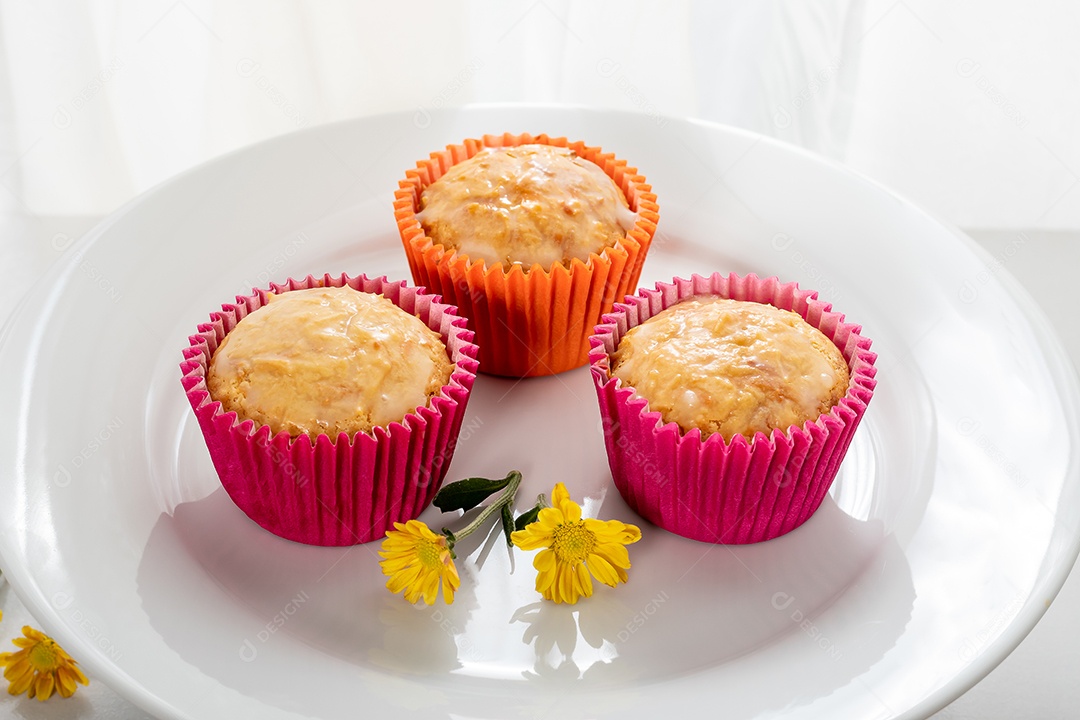 Minis queijadinhas sobre prato branco