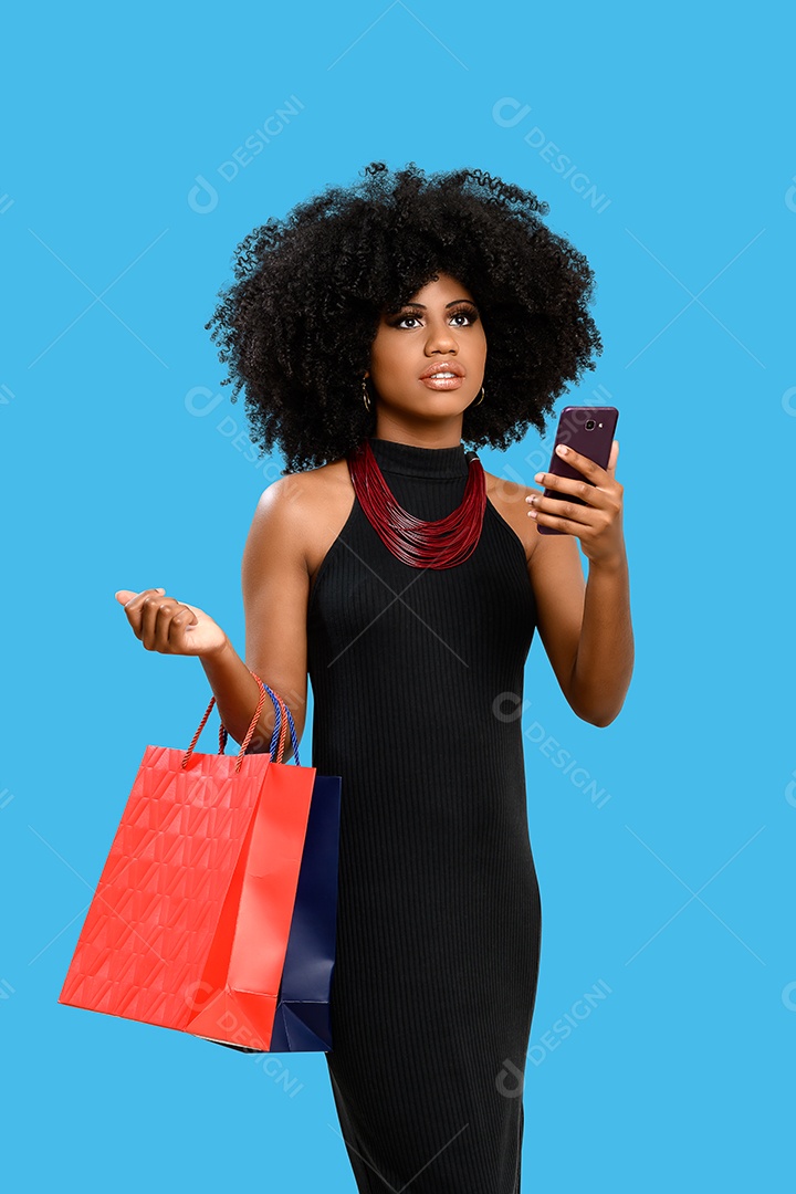 Jovem mulher linda segurando celular e com sacolas de compras