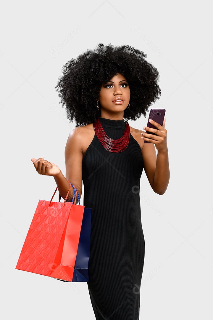 Jovem com celular nas mãos e sacolas de compras