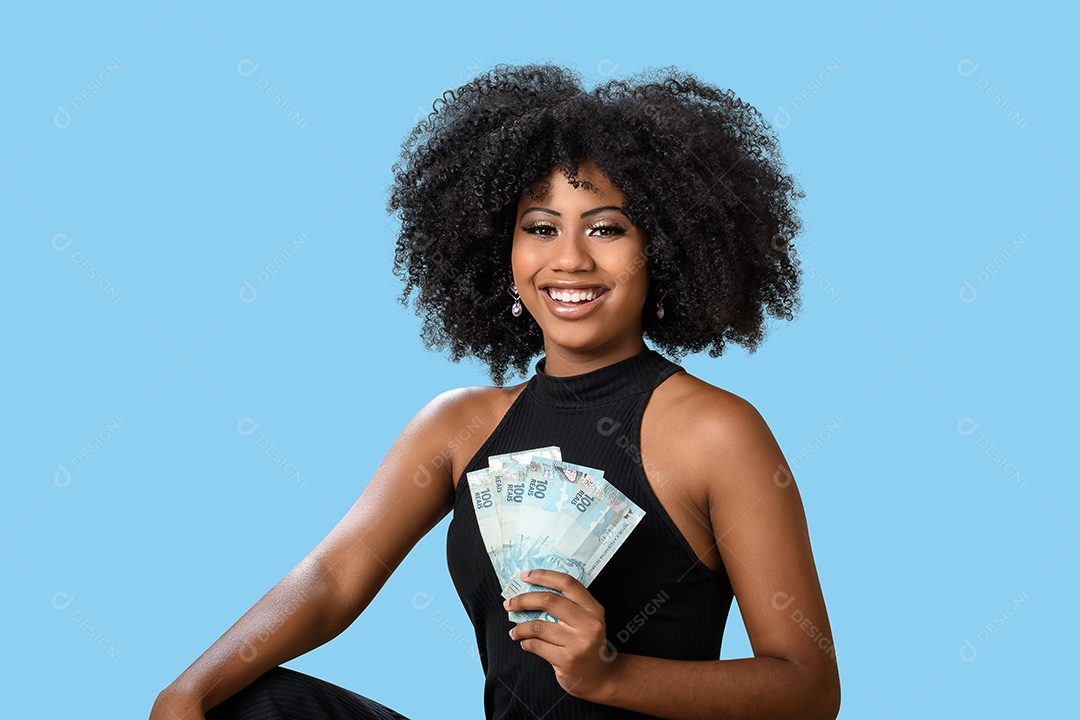 Mulher jovem negra sorrindo segurando muito dinheiro nas mãos