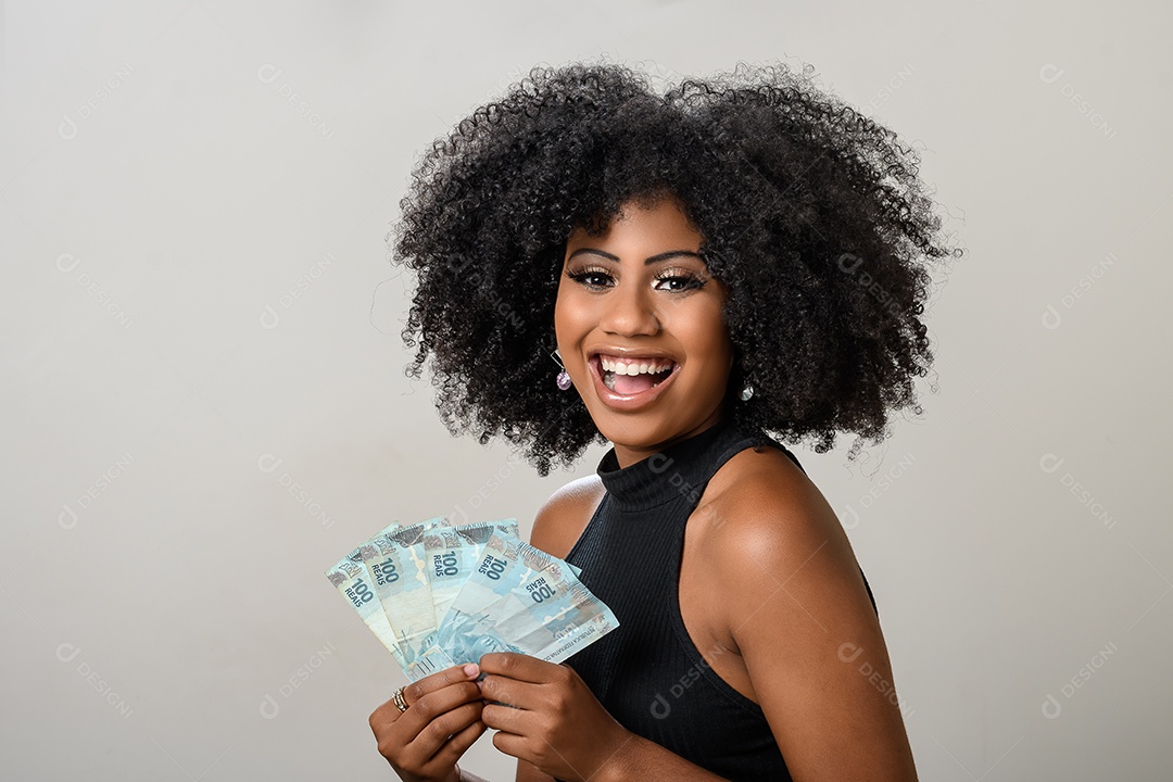 Jovem mulher sorrindo segurando dinheiro