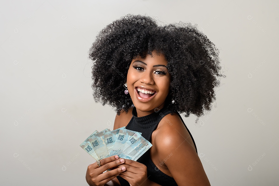 Linda jovem negra segurando dinheiro nas mãos