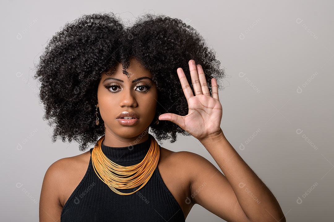 Linda jovem morena com gesto de pare
