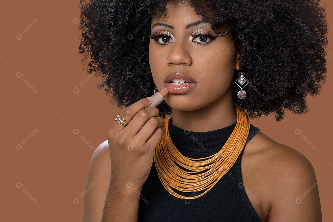 Linda jovem morena passando batom