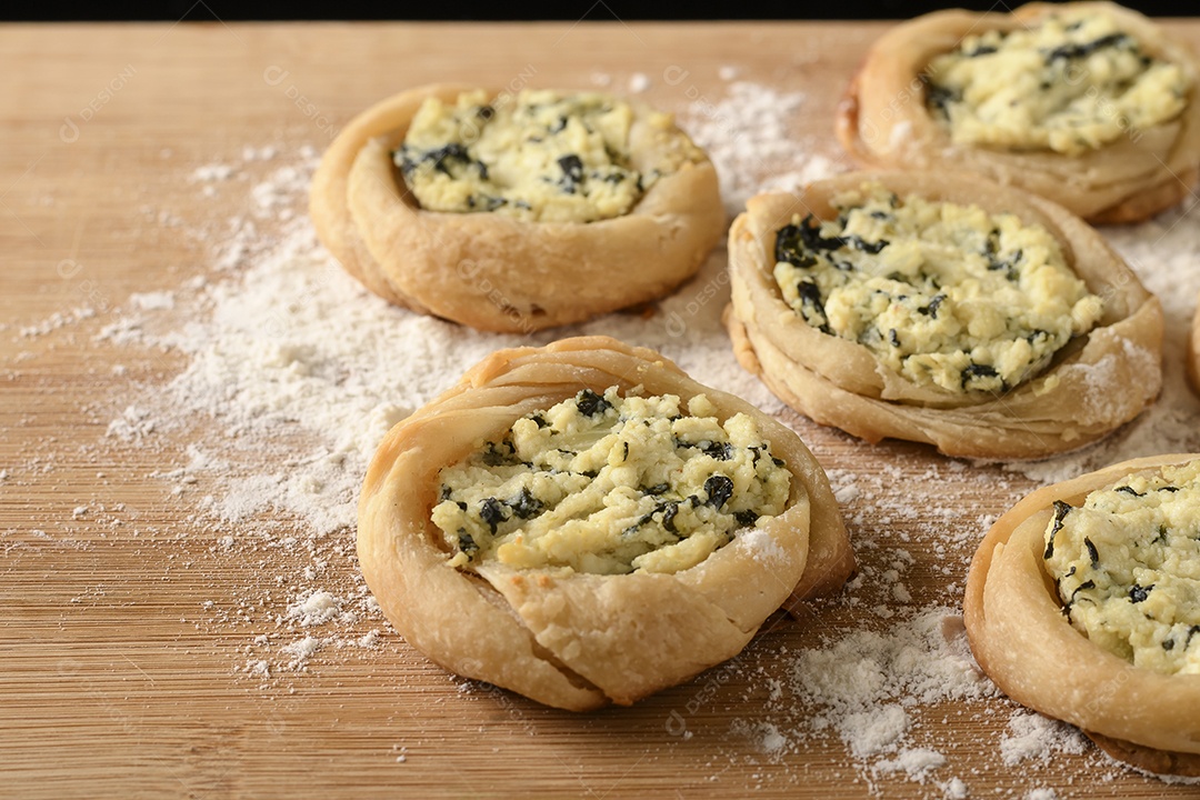 Salgado assado esfirra ou rissóis