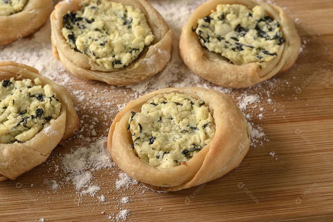 Salgado assado esfirra ou rissóis