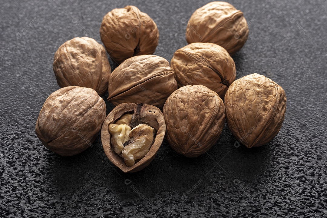 Nozes inteiras e uma noz aberta