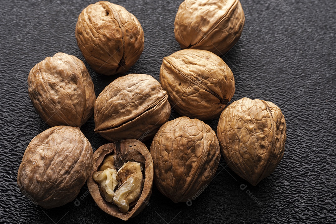 Nozes inteiras e uma noz aberta