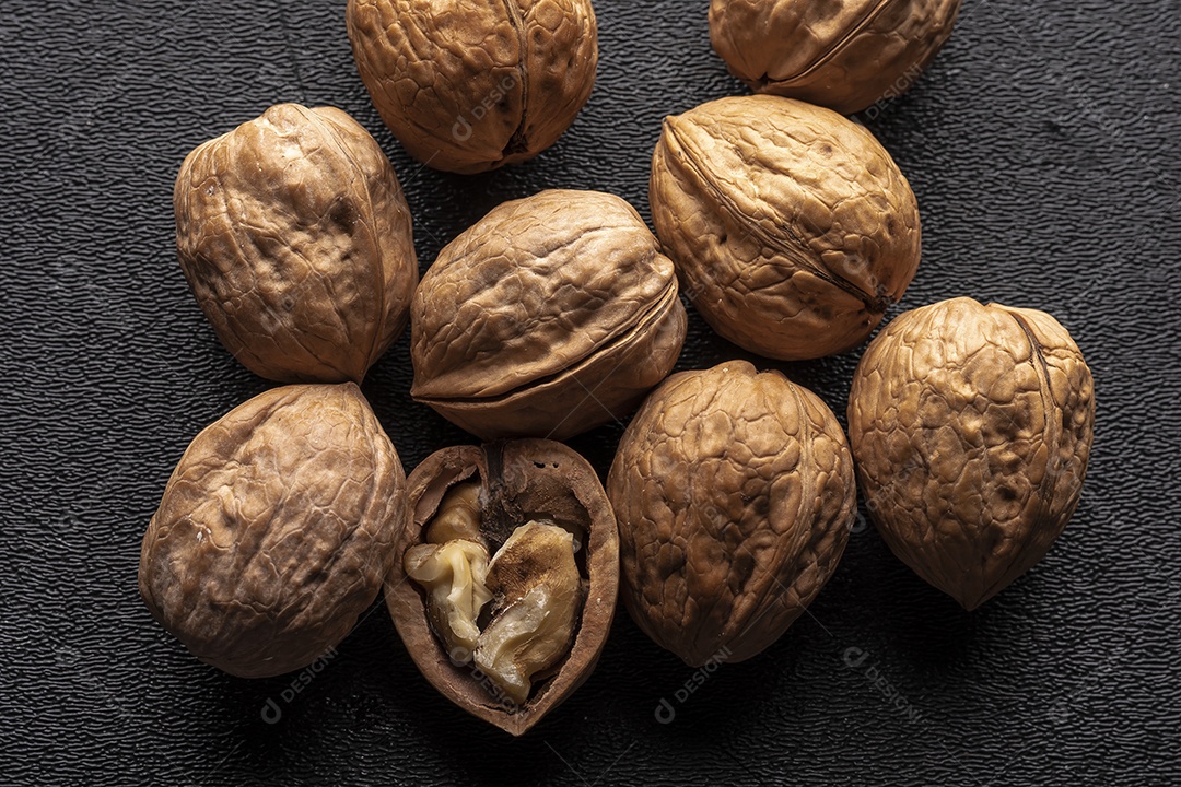Nozes inteiras e uma noz aberta