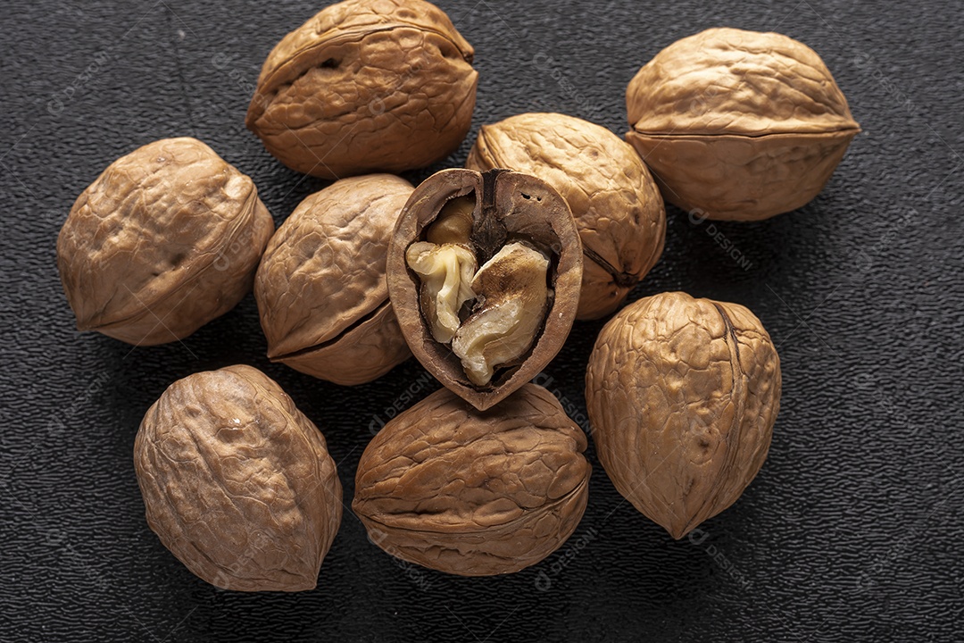 Nozes inteiras e uma noz aberta