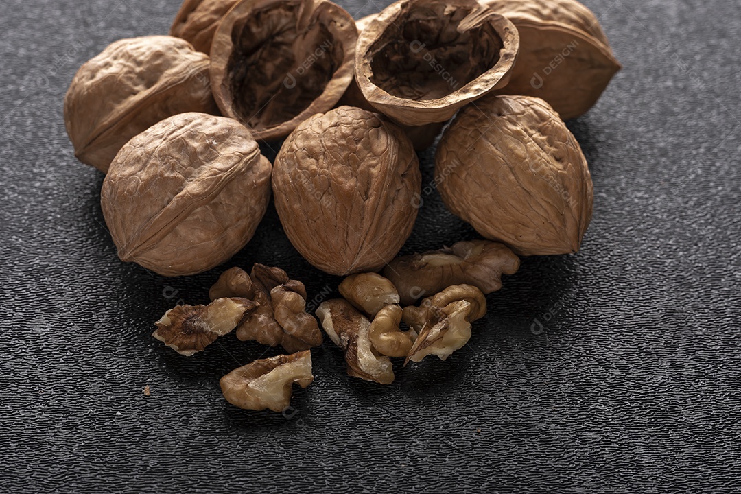 Nozes inteiras e uma noz aberta