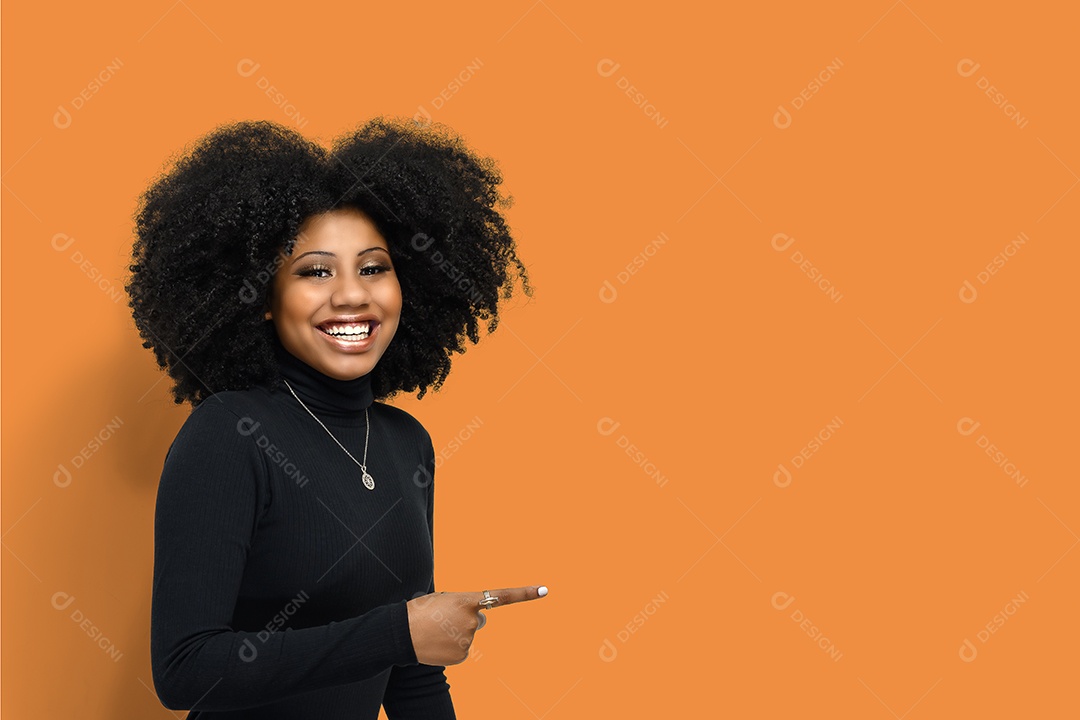 Jovem sorridente apontando para o lado