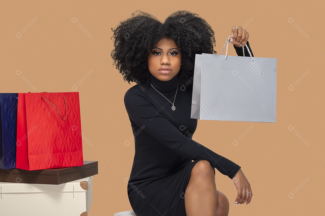 Linda jovem morena segurando sacola