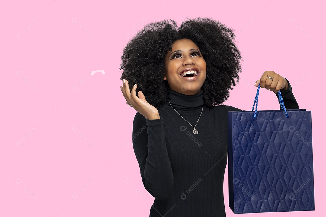 Jovem mulher segurando sacolas em fundo isolado rosa