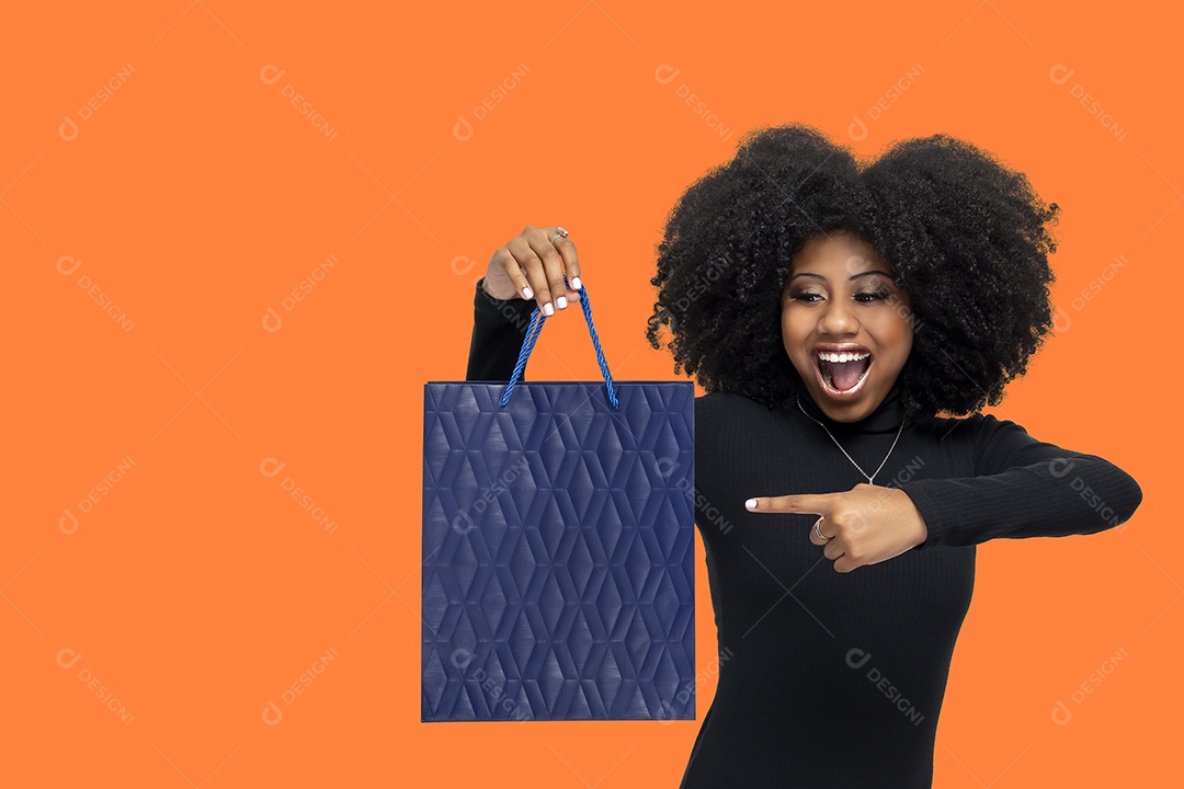 Jovem mulher segurando sacola em fundo isolado laranja