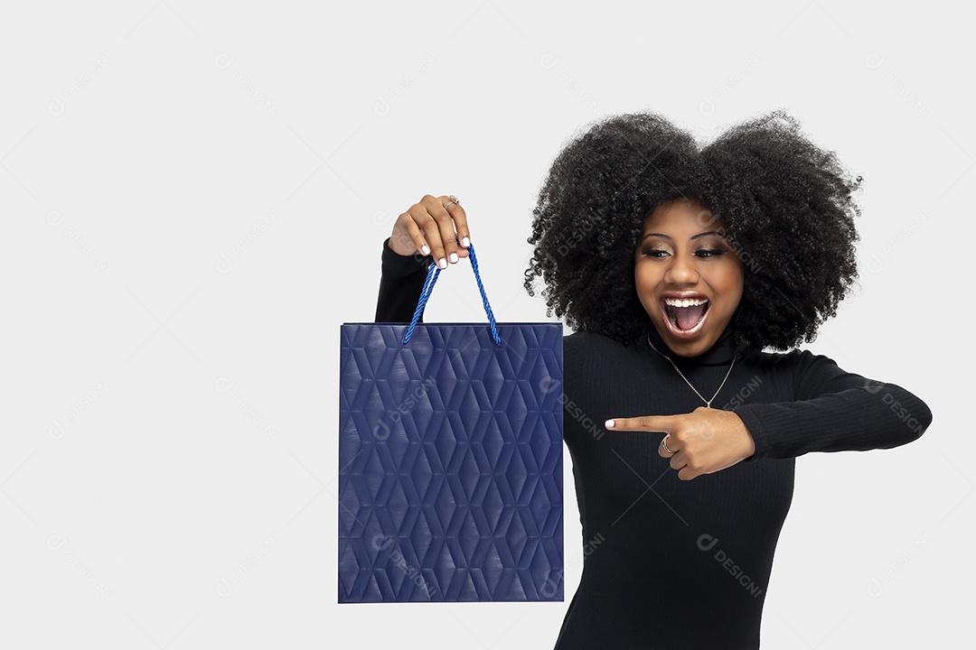 Linda jovem morena segurando sacola