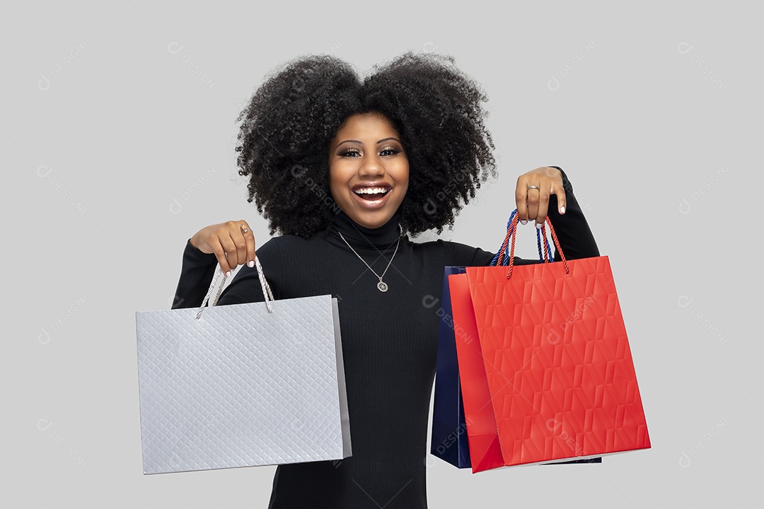 Jovem linda feliz segurando sacolas de compra