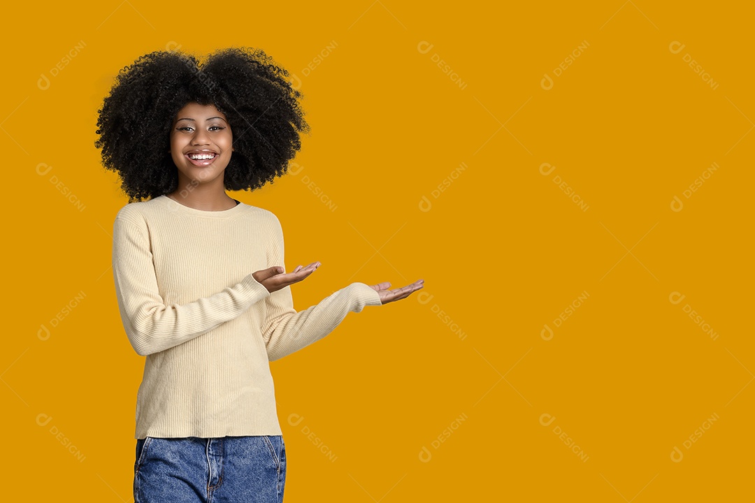 Linda garota fazendo gesto e posando para foto