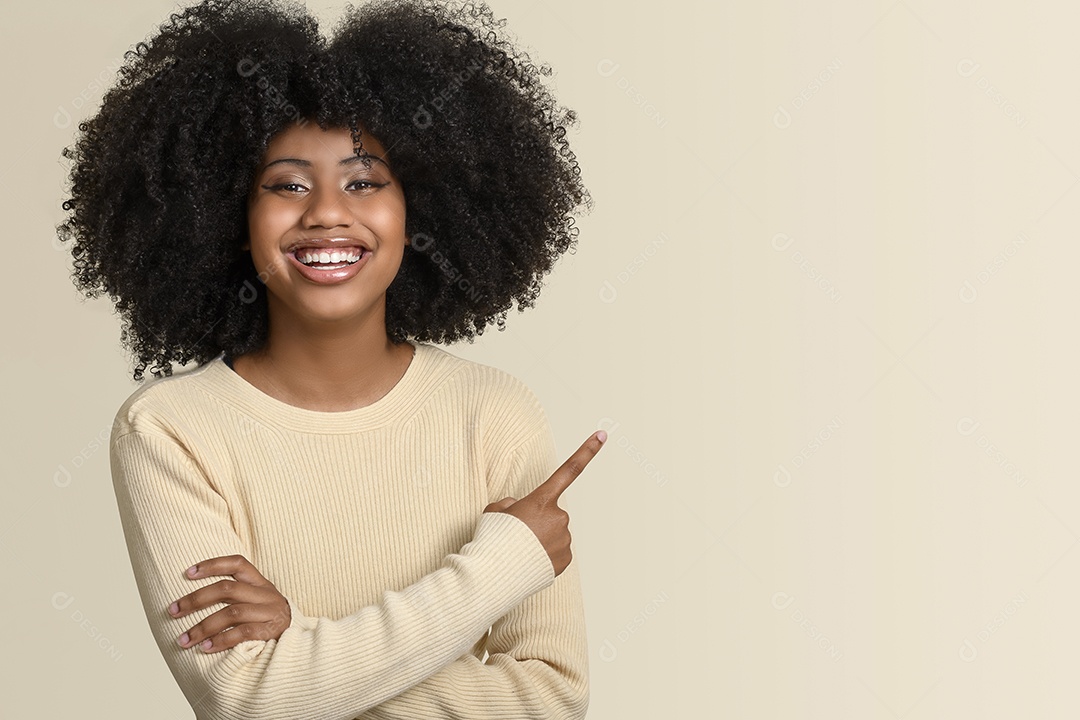 Garota linda fazendo gesto e posando para foto