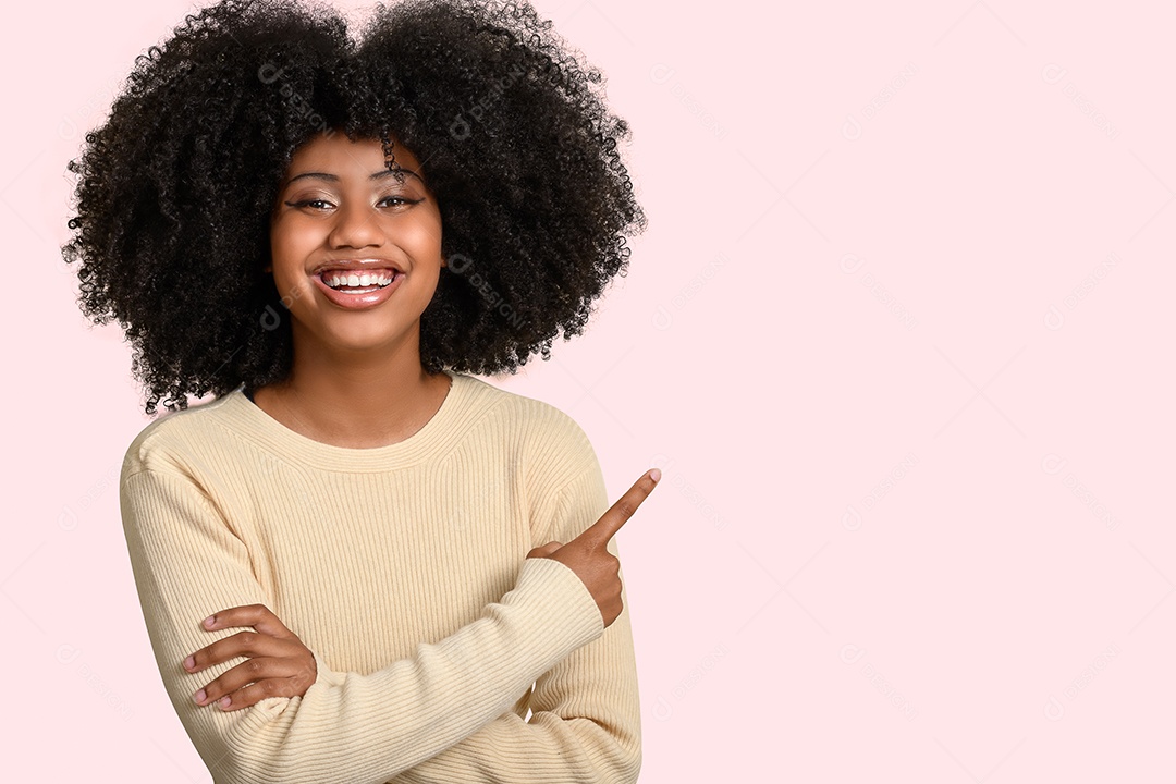 Garota linda fazendo gesto e posando para foto fundo isolado rosa