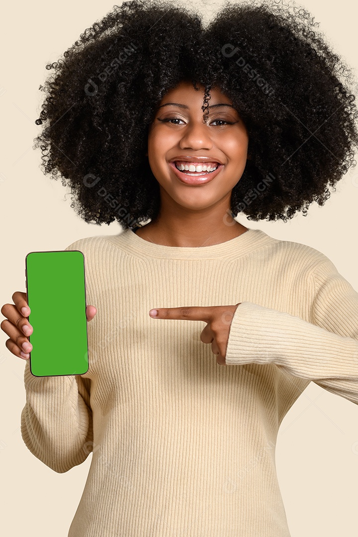 Linda menina feliz apontando para celular