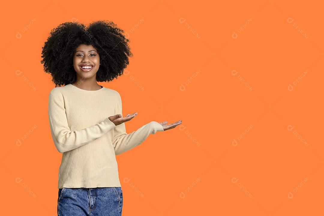 Garota bonita mostrando algo fundo isolado laranja