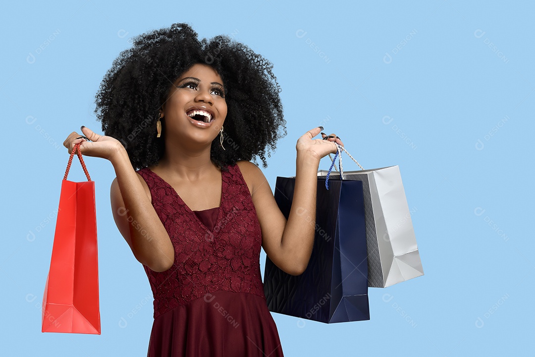 Jovem mulher segurando sacola em fundo isolado azul