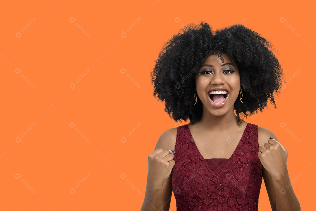 Jovem menina  feliz comemorando fundo isolado laranja