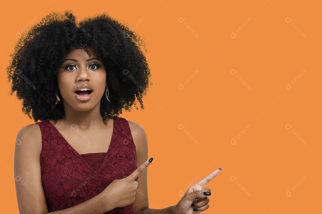 Jovem modelo linda surpresa e fazendo gestos