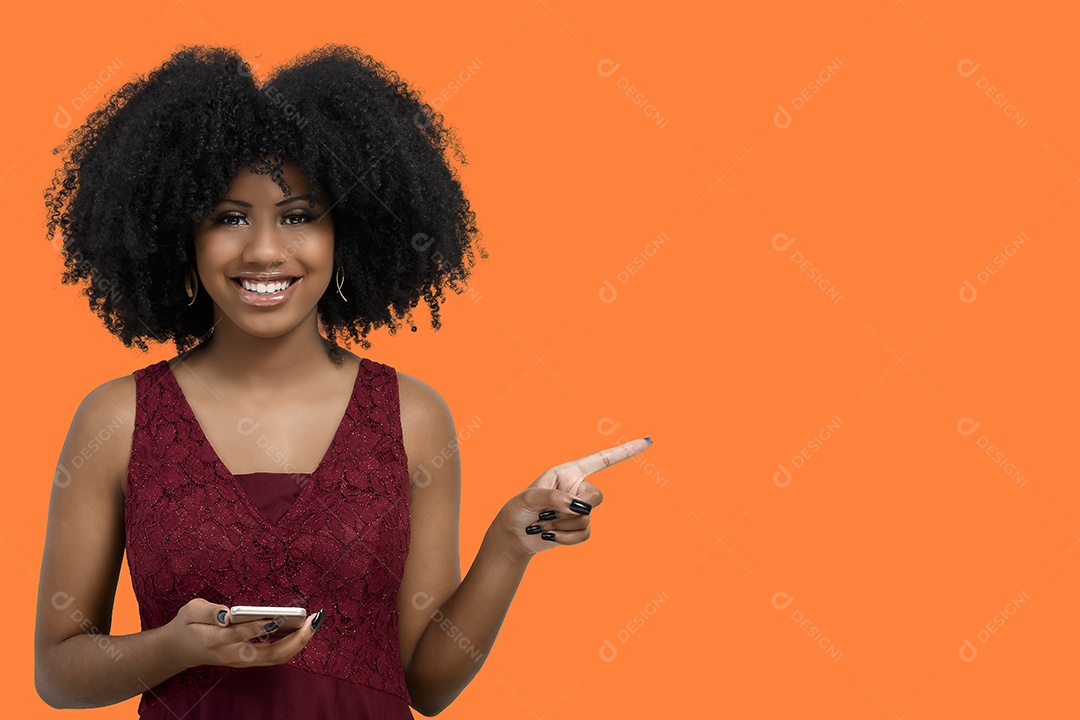 Jovem modelo linda fazendo gestos e segurando celular