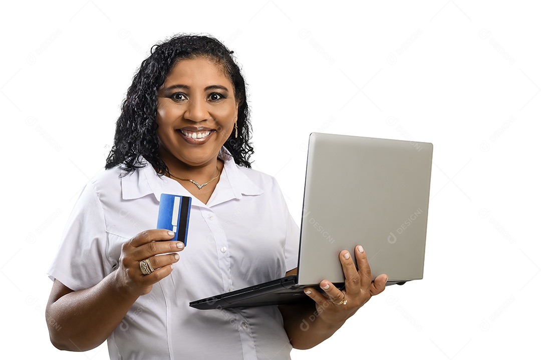 Senhorita segurando cartão e olhando notebook