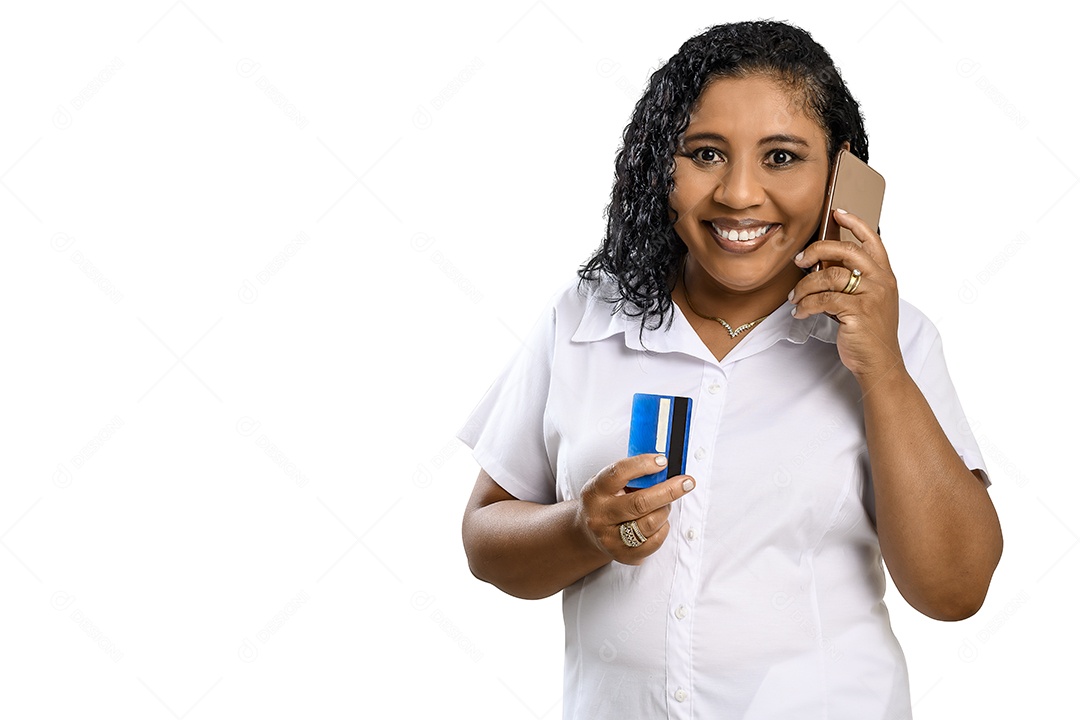 Senhorita contente segurando cartão e falando ao celular