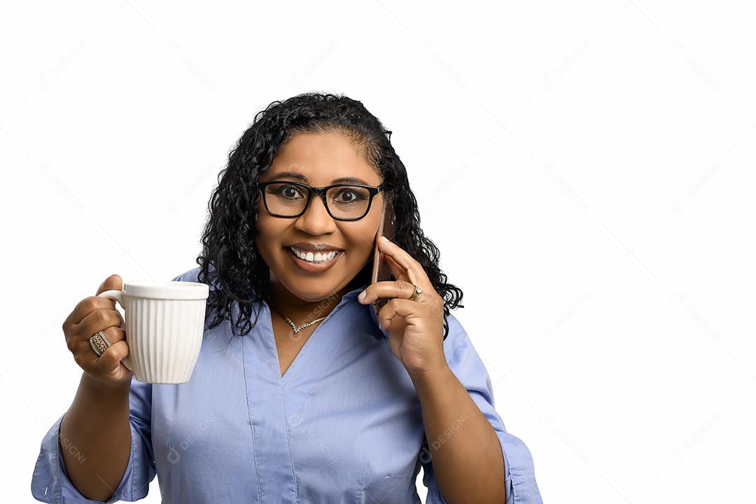 Uma linda senhorita falando ao celular e segurando caneca