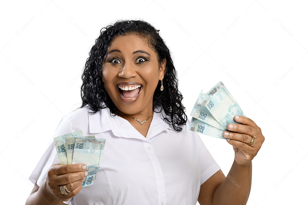 Bela mulher super feliz com notas de dinheiro