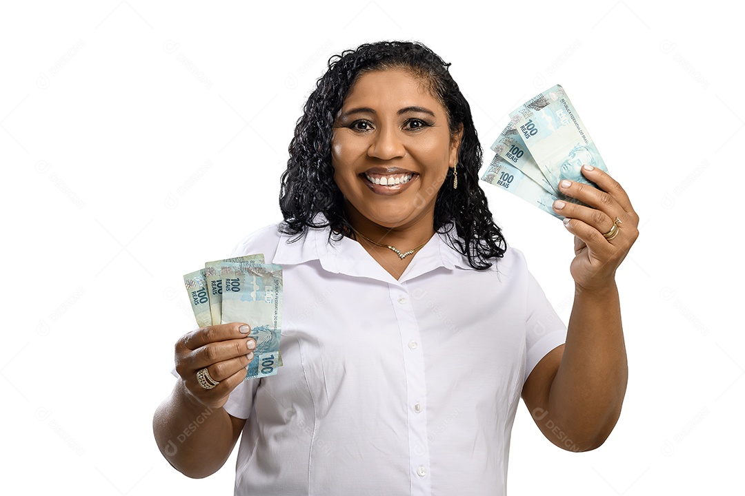 Mulher sorrindo segurando notas de dinheiro