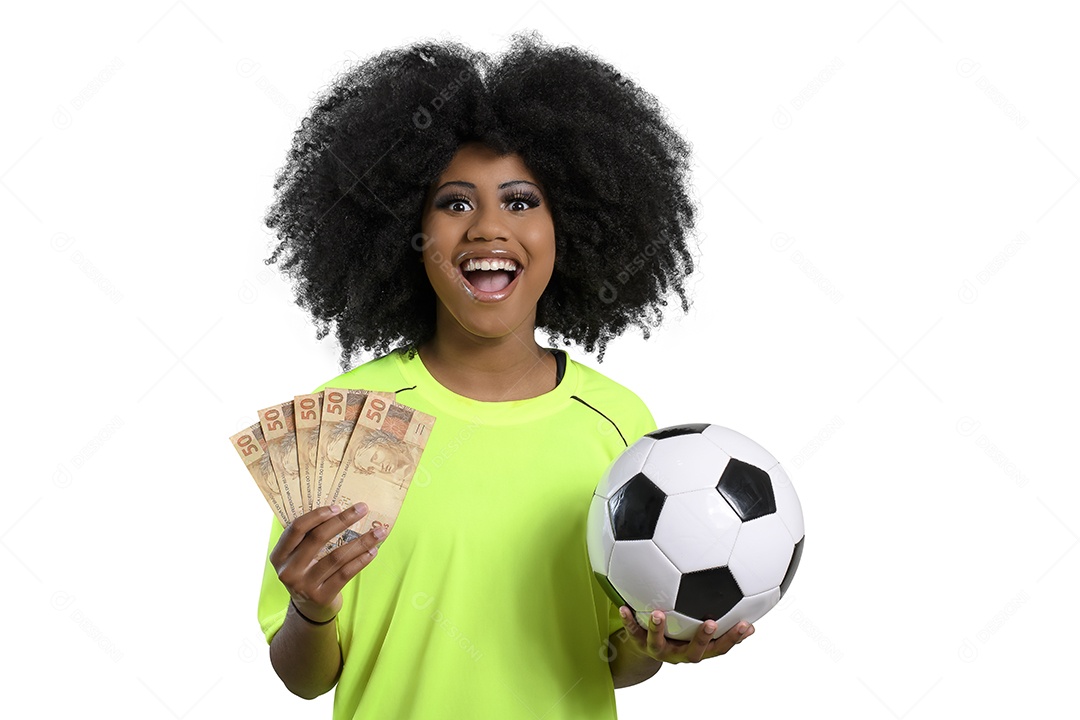 Jovem com dinheiro e uma bola nas mão