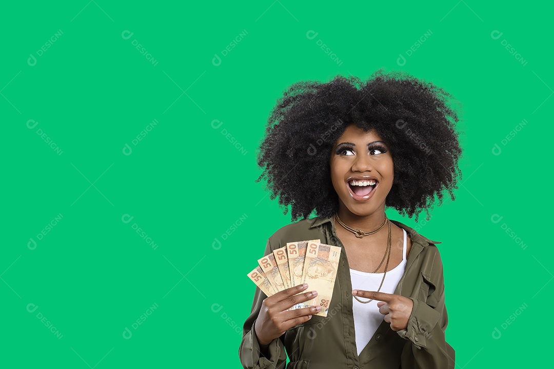 Mulher sorrindo segurando notas de dinheiro