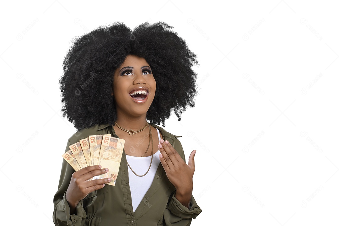 Jovem moça feliz segurando notas de dinheiro