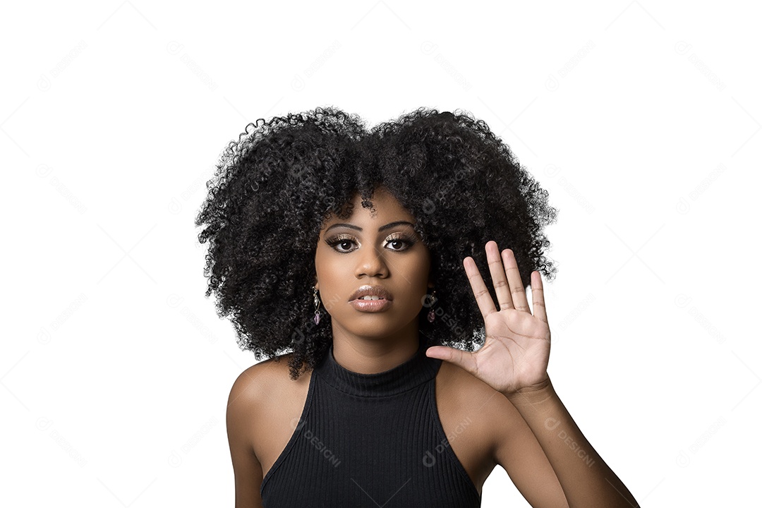 Linda jovem fazendo sinal de pare para fotos