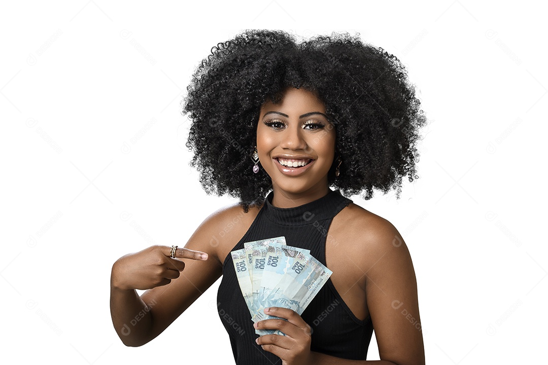 Jovem moça sorrindo segurando notas de dinheiro