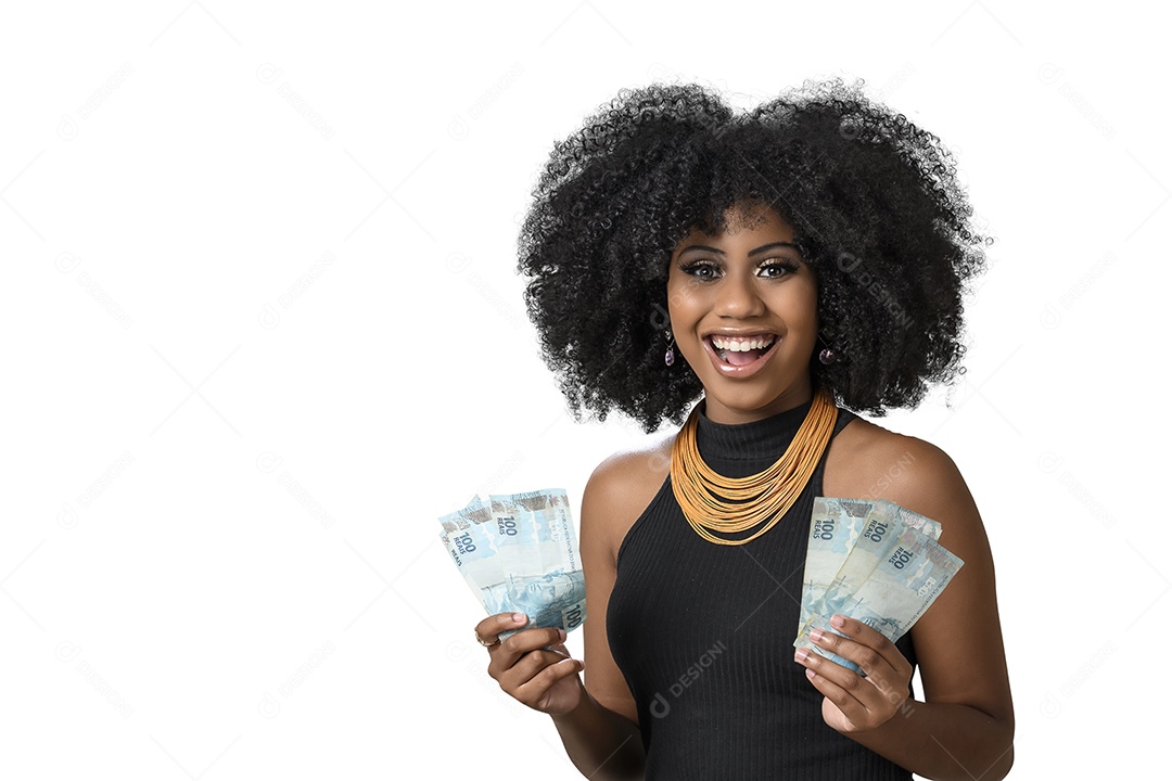 Garota linda negra sorrindo segurando notas de dinheiro